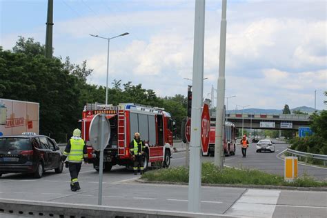 Freiwillige Feuerwehr Krems Donau Pkw Bergung Nach Auffahrunfall Auf S