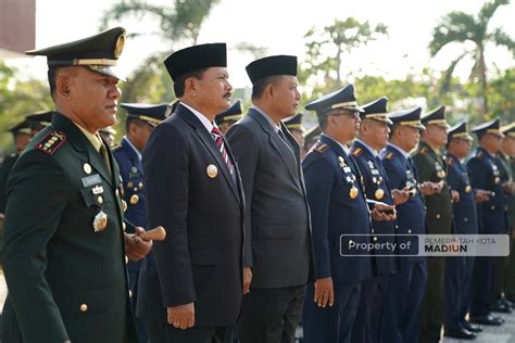 Sambut HUT Ke 78 TNI Wali Kota Maidi Ikuti Ziarah Di Taman Makam