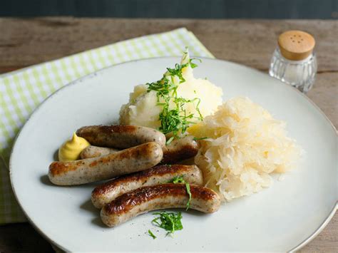 Nürnberger Rostbratwürste mit Sauerkraut und Kartoffelpüree Rezept