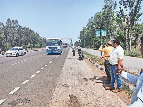 Gm Arrived To Stop The Entry Of Buses From Wrong Cut In Tarawadi Bus