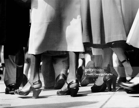 Close Up Of Feet Walking On Sidewalk Fotografía De Noticias Getty Images