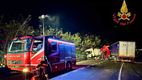 Incidente Sulla Telesina Tir Coinvolti Chiuso Al Traffico Tratto Di