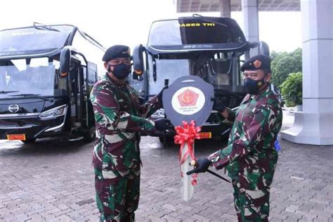 Panglima Tni Serahkan Kendaraan Operasional Kepada Dandenma Mabes Tni