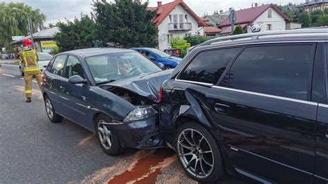 Iwonicz DK28 Zderzenie dwóch samochodów dwie osoby w szpitalu