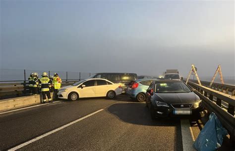 Unfälle mit 26 Fahrzeugen auf spiegelglatter A3 bei Regensburg Zwölf