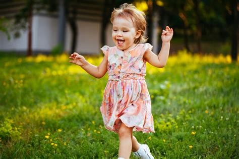 Heureuse Petite Fille Mignonne Qui Court Sur L Herbe Dans Le Parc