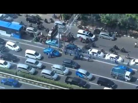 Supir Taksi Ngamuk Dan Menabrak Pengujuk Rasa Yg Menyetop Taksinya