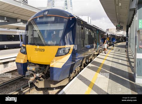 southeastern railway train 707029 arrives at London bridge station ...