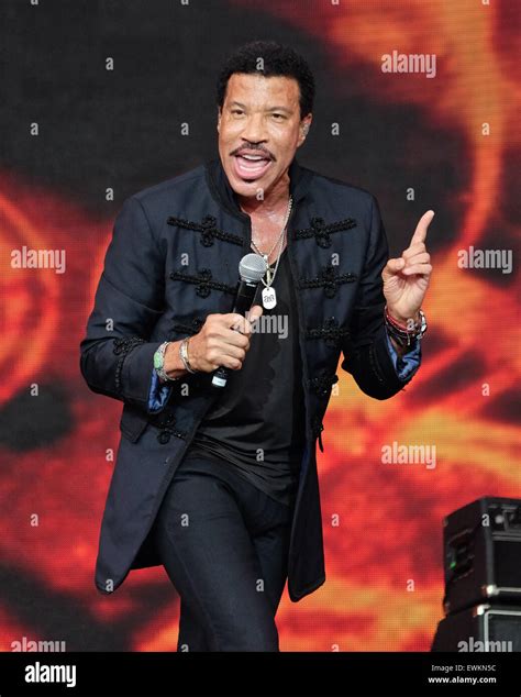 Lionel richie pyramid stage glastonbury hi-res stock photography and ...