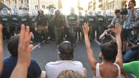 Fuerzas De Seguridad Avanzaron Sobre Manifestantes Que Ocuparon Avenida