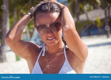 Ragazza Sexy Che Prende Il Sole Nel Paradiso Caraibico Immagine Stock