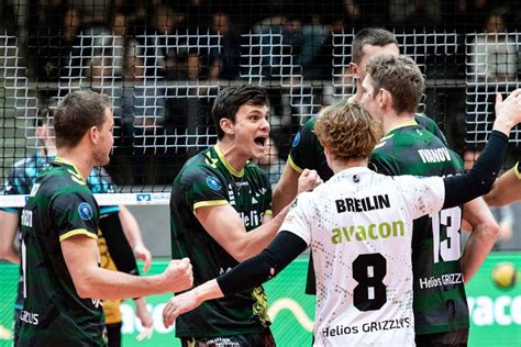 Vor Zuschauern Drei Punkte Erk Mpft Helios Grizzlys Feiern Gegen