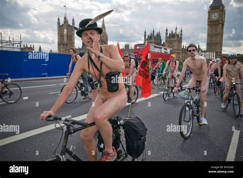 World Naked Bike Ride Kreuzt Westminster Bridge London Mit Big Ben Im