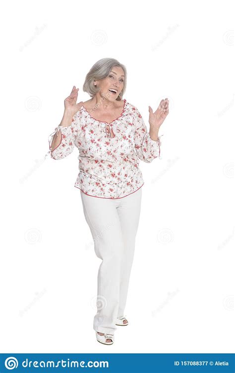 Feliz Idosa Se Posando De Fundo Branco Imagem De Stock Imagem De