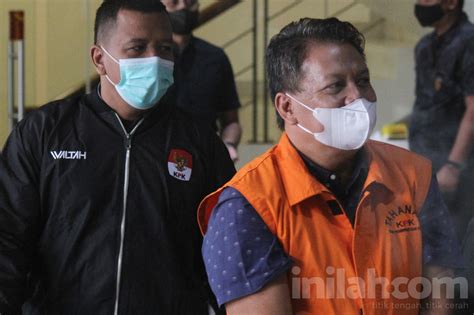 Foto Kenakan Rompi Oranye Akbp Bambang Kayun Langsung Ditahan