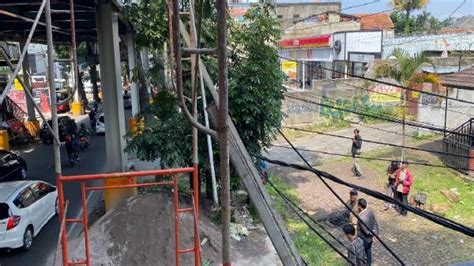 Kabel Semrawut Di Skywalk Cihampelas Bandung Ditertibkan Provider