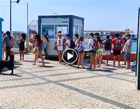 V Deo Mostra Aglomerado De Pessoas Em Fila Para Apanhar O Barco Na Ilha