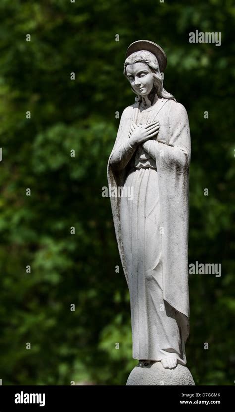 Female Angel Statue Hi Res Stock Photography And Images Alamy