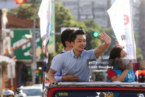 Chiang Wan-an, Tapei mayor-elect, waves to members of the public... News Photo - Getty Images