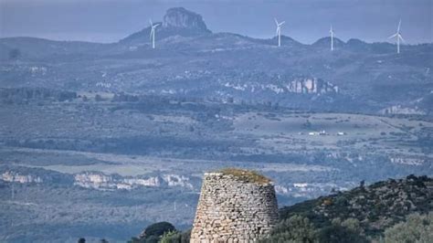 Il Nuraghe E Le Pale Eoliche Come Sfondo L Immagine Emblematica Del