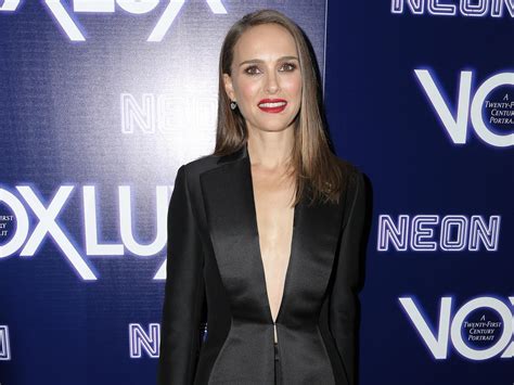 Photos Natalie Portman Chic Et élégante Dans Un Tailleur Au Décolleté