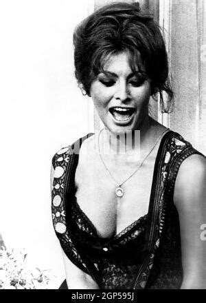 Sophia Loren Hier AujourD Hui Et Demain 1963 Photo Stock Alamy