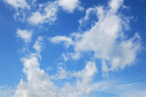 Cielo Azul Con Nubes Dispersas Foto Premium