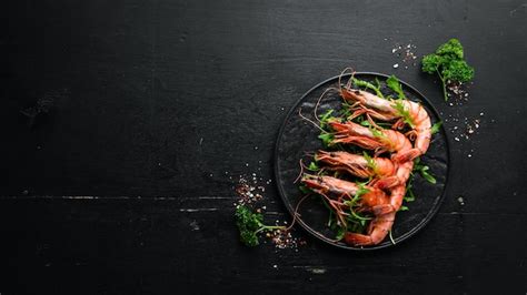 Premium Photo Boiled Shrimp And Arugula In A Black Plate Seafood