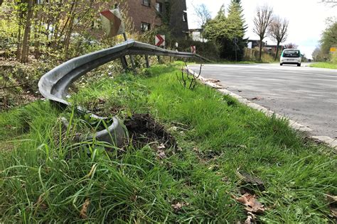 Autofahrer Kracht In Zaun Auf Dem Hellweg In Haltern