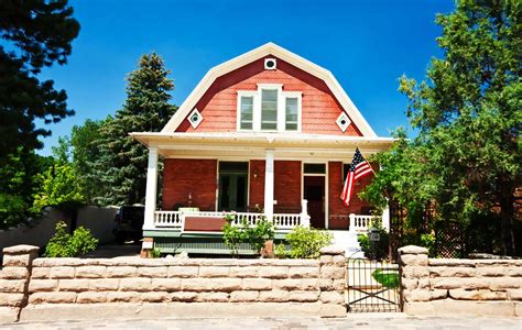 What Is a Gambrel Roof? A Hallmark of Dutch Colonial Revival ...