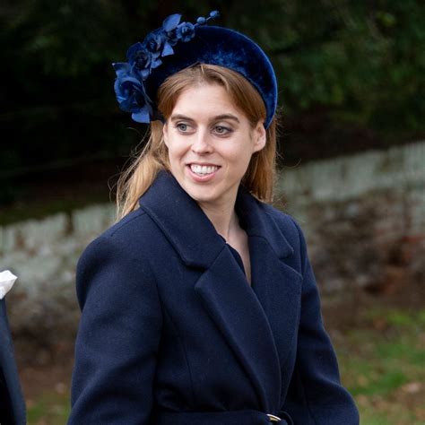 Princess Beatrice Kissed By Husband Edoardo Mapelli Mozzi In Rare Moment Of Pda Hello