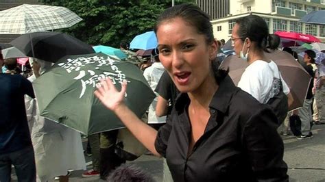 Protesters outside HK CEO's office - BBC News