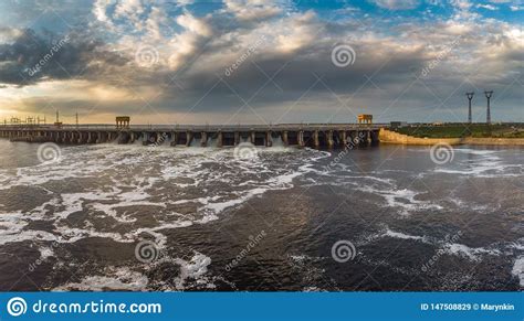 Corriente Potente De Las Ca Das Del Agua Del Obturador En La Presa