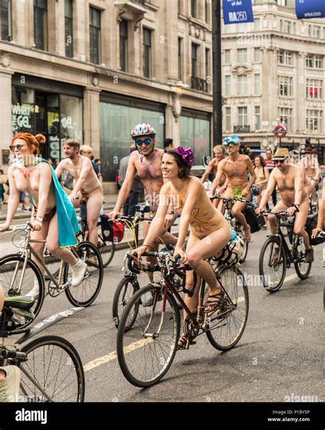 Vue Des Cyclistes Au Cours De La London Naked Bike Ride Londres Le