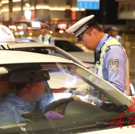 咸阳交警夜查 酒驾 全程直播，上万网友 围观 进行