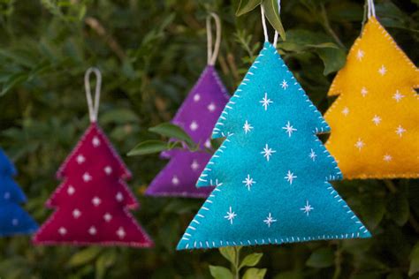 Diy Felt Christmas Tree Ornaments Shelterness