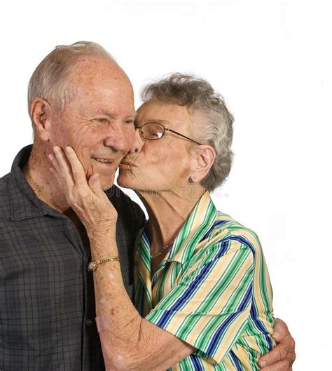 El Besarse Del Viejo Hombre Y De La Mujer Imagen De Archivo Imagen De