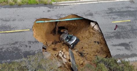 Unwetter In Kalifornien Erdloch Verschlingt Autos In Los Angeles