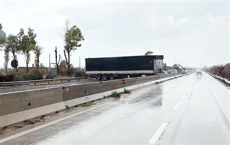 Traffico Paralizzato Sulla Statale 7 Tir Di Traverso Causa Un