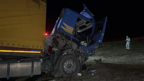 Eskişehir de TIR ile kamyonet kafa kafaya çarpıştı 2 ölü 2 yaralı