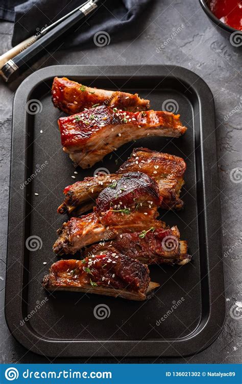 Las Costillas Asadas A La Parilla Deliciosas Sazonaron Con Una Salsa De