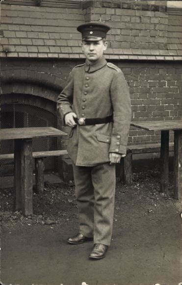 Foto Ansichtskarte Postkarte Deutscher Soldat In Uniform