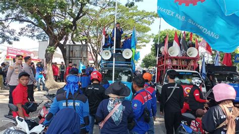 Tolak Penetapan Umk Ribuan Buruh Blokade Jalan Di Cileunyi