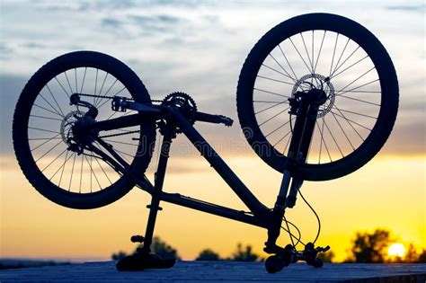 Silueta De Bicicleta Sobre Fondo De Puesta De Sol Imagen De Archivo