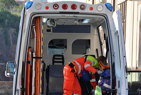 Lido Di Fermo Ragazzino Cade Dagli Scogli E Sbatte La Testa Grave