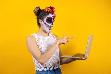 Retrato De Catrina Mexicana De Una Joven Latina Sosteniendo Un Tel Fono