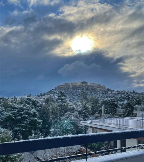 Ondata Di Freddo In Grecia Spolverata Di Neve Imbianca L Acropoli Di