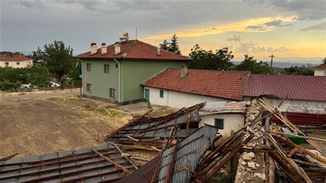 Ankara da kuvvetli rüzgar çatıları uçurdu