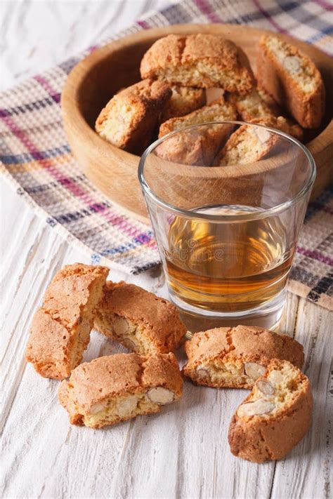 Galletas Del Biscotti De La Almendra Y Vino Dulce En Un Vidrio Vertical