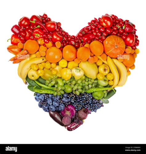 Rainbow corazón de frutas y verduras estudio aislado en blanco